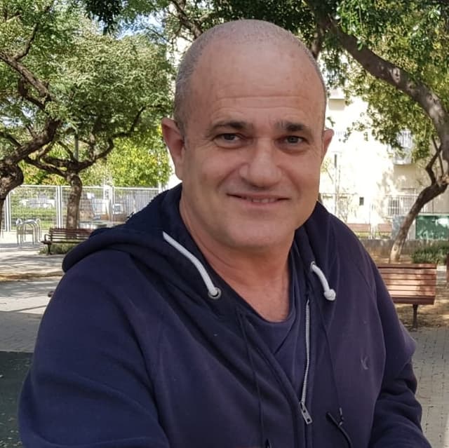 ניר אורון
